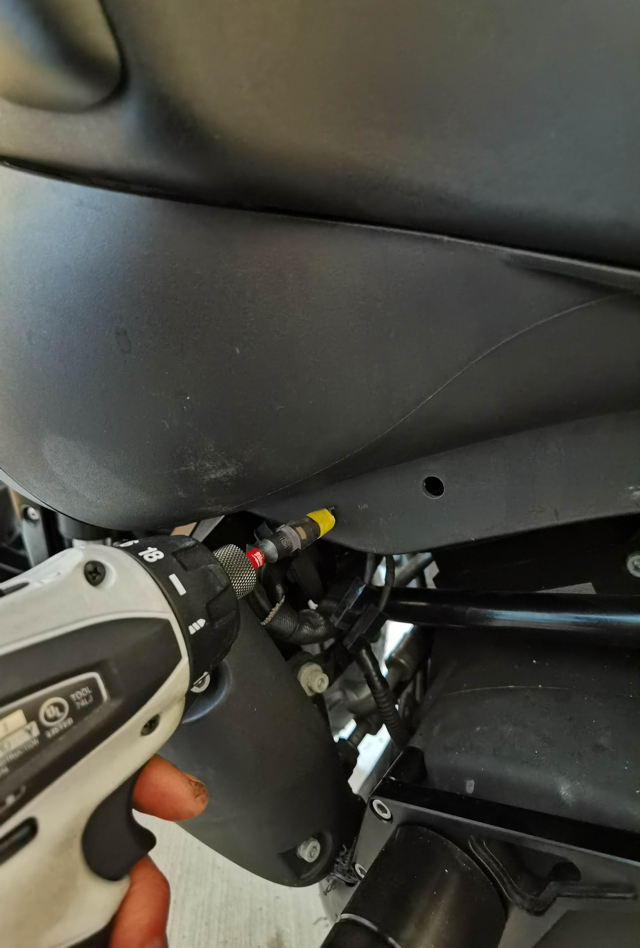 喇叭罩安装 +T-Rex 车架滑块左侧